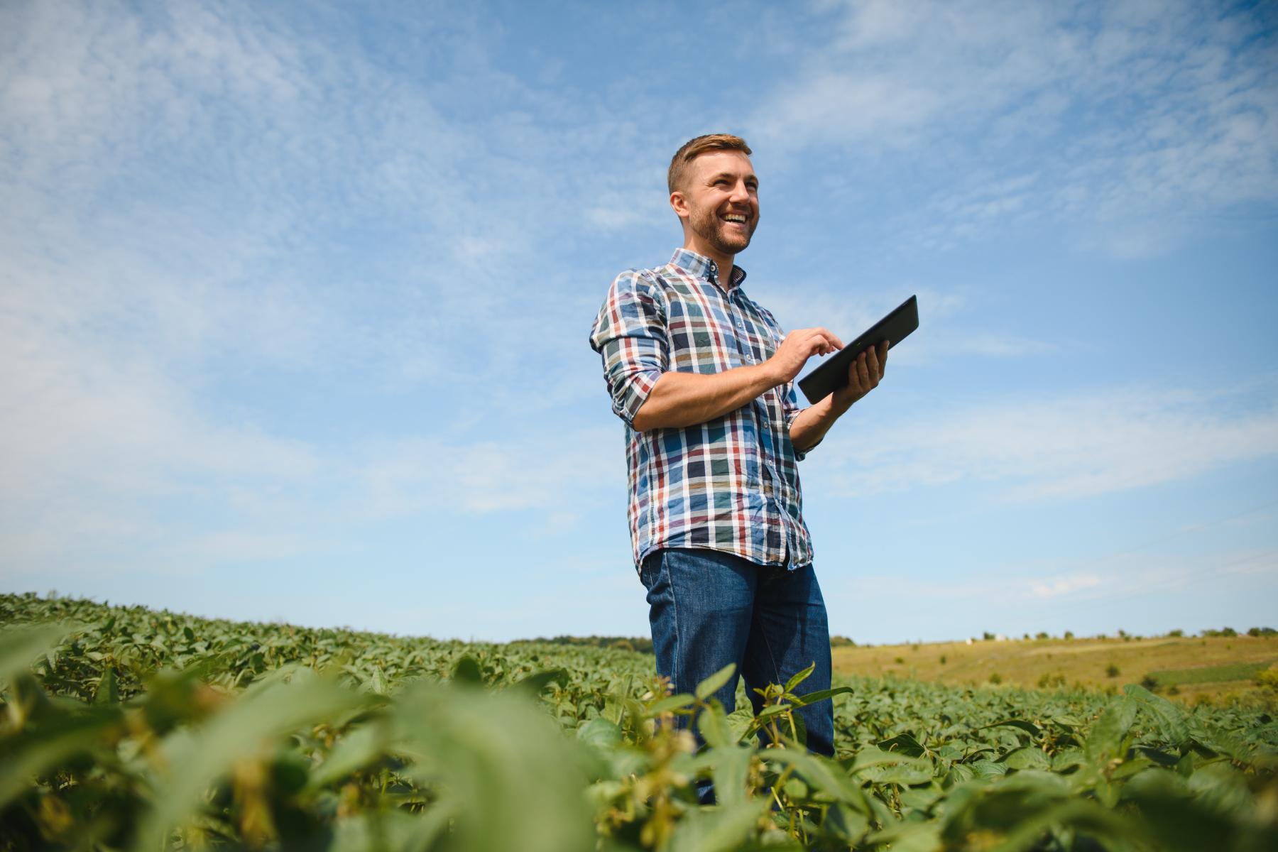 Junger Landwirt im Feld mit Tablet