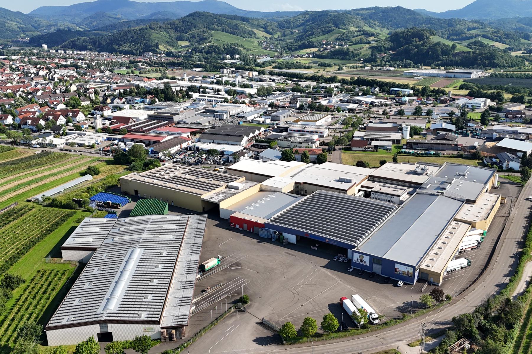 Der Obstgroßmarkt Mittelbaden aus der Luft, im Hintergrund die Stadt Oberkirch und die Vorbergzone.